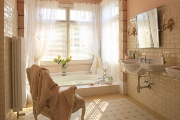 Светлая керамическая плитка для ванной в нормандском стиле