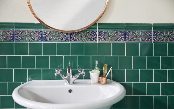 Бордюрные вставки из майолики в интерьере