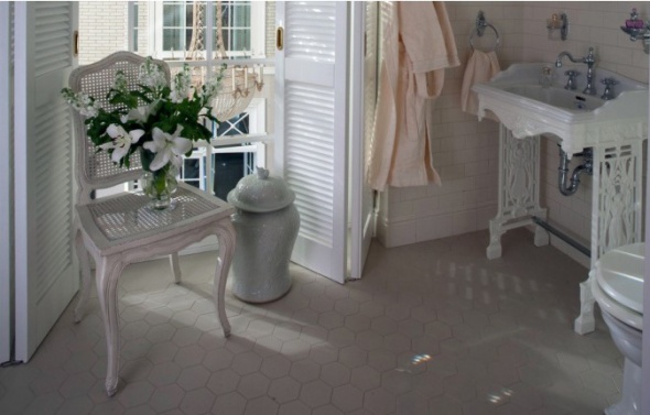 Шестиугольная напольная плитка Winckelmans в интерьере санузлов