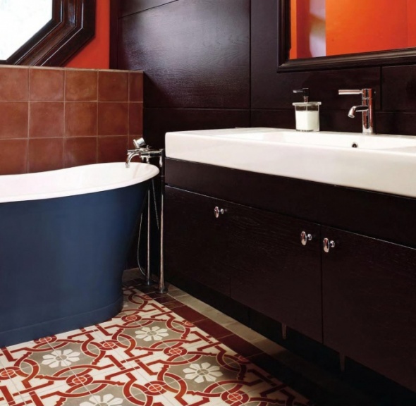 Современная дача. Цементная плитка CARODECO в интерьере ванной комнаты