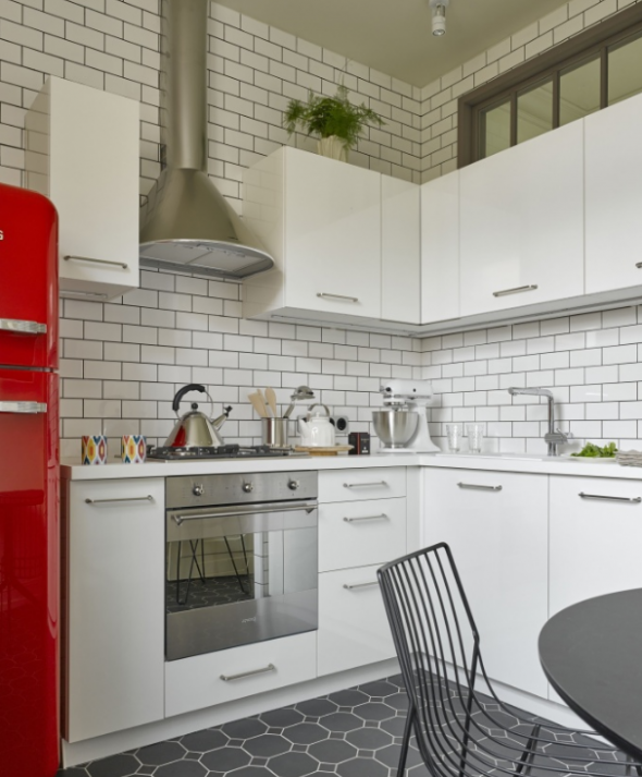 Легенда. Белая плитка Metro в интерьере кухни ретро