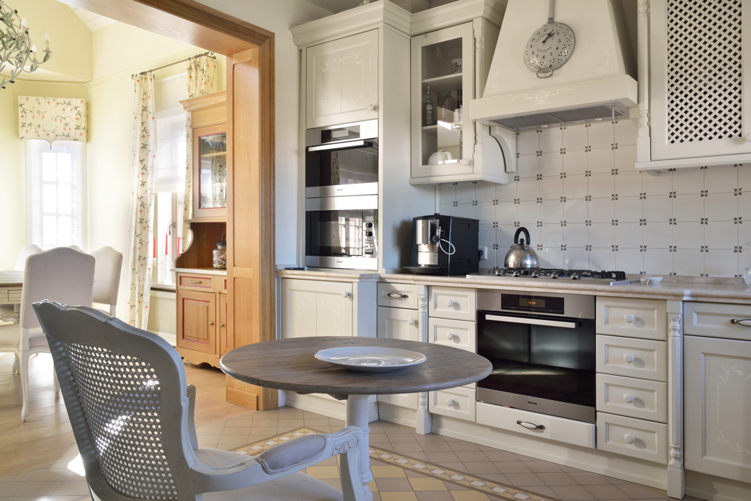 Загородный дом с плиткой "под старину"