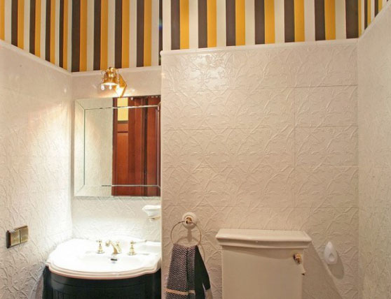 Рельефная керамическая плитка майолика в интерьере санузла