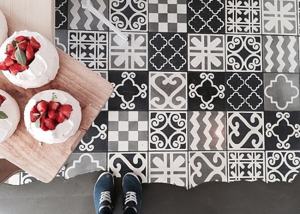 Чёрно-белая плитка: геометрия в геометрии