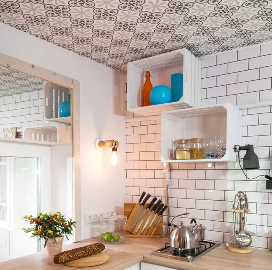 Керамическая плитка на потолок: варианты отделки