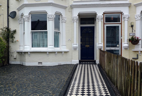 Как оформить дорожки на даче?